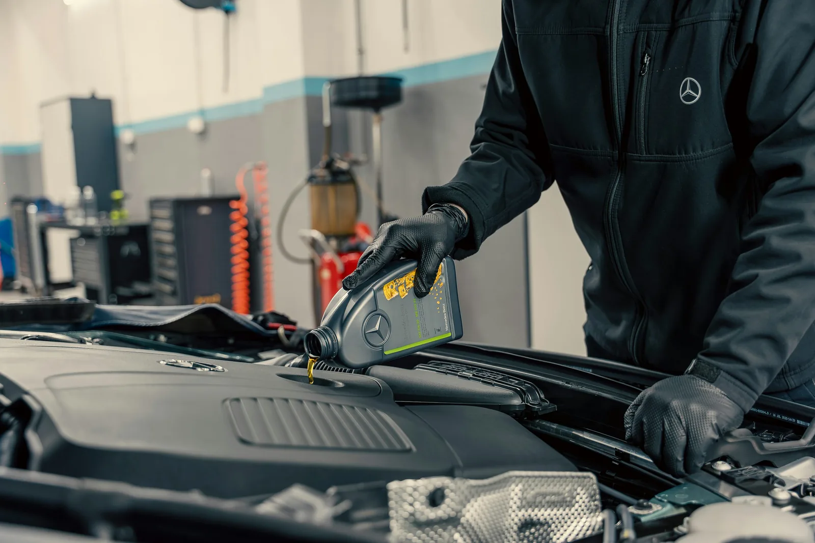 Werkstattmitarbeiter führt einen Check am Motorraum durch