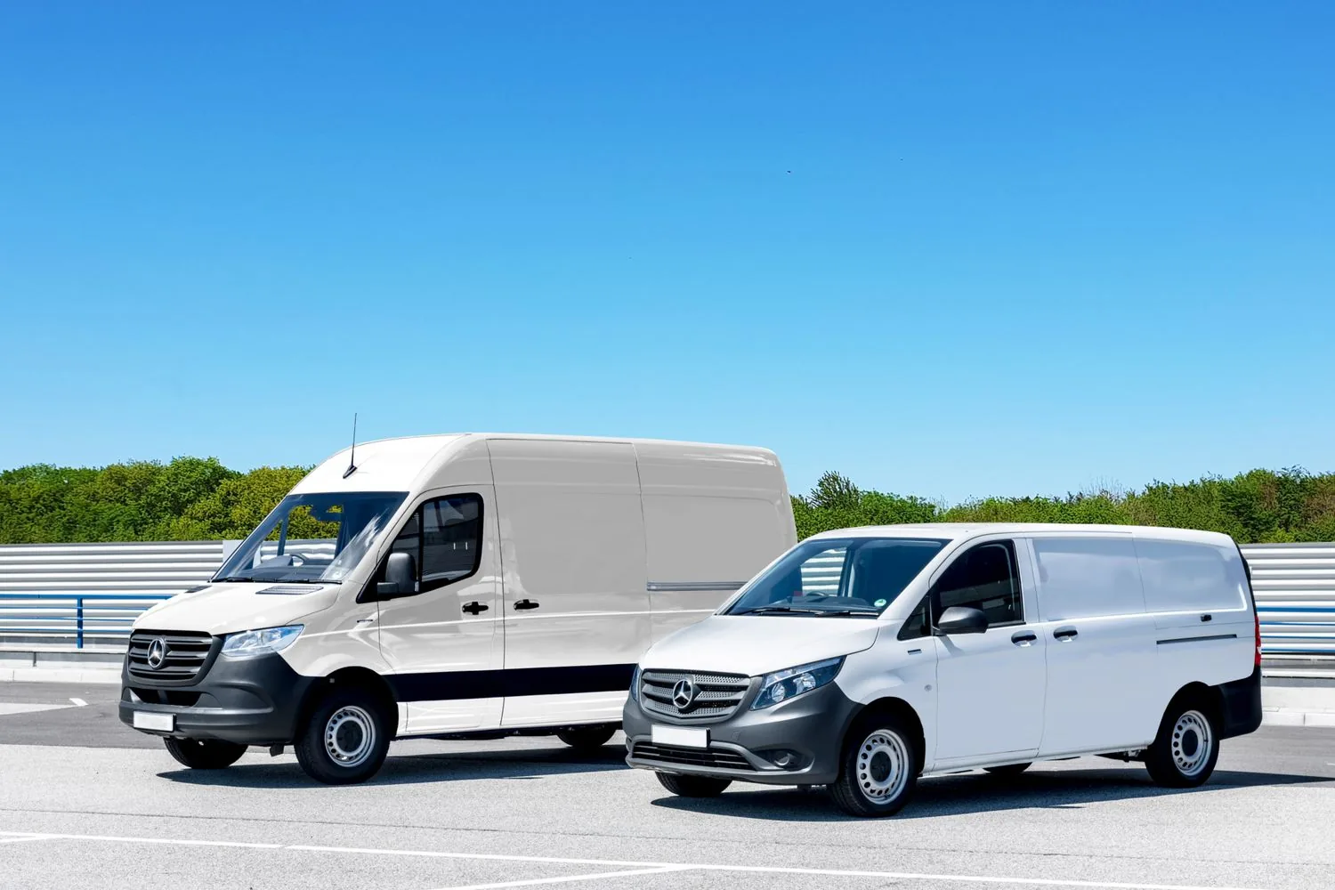 Zwei weiße Transporter auf einer Straße als Motiv für geplanten Fahrzeugeinsatz
